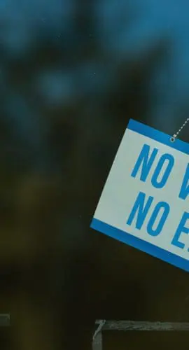 A small shop requires the  Covid-19 vaccination for entry.